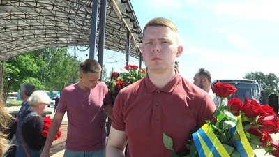 У Житомирі попрощалися із військовослужбовцем навчального центру "Десна" Олександром Вознюком У Житомирі попрощалися із військовослужбовцем навчального центру "Десна" Олександром Вознюком