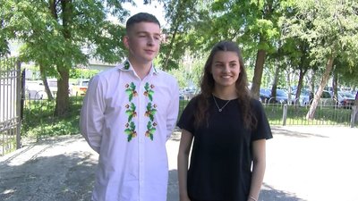 Танцювали вальс онлайн: останній дзвінок у луцькій школі Танцювали вальс онлайн: останній дзвінок у луцькій школі