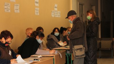 На виборчих дільницях Черкащини спостерігачі фіксують сторонніх осіб, зокрема нардепів