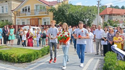 Покладання квітів до пам'ятника в сквері Качинських