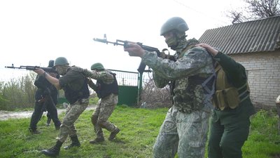"Ми од ворогів стоїмо першими, щитом". Як проходить навчання бійців Запорізької тероборони "Ми од ворогів стоїмо першими, щитом". Як проходить навчання бійців Запорізької тероборони