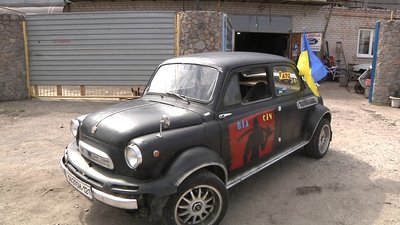 Запорізький реставратор готує "горбатий Запорожець" до параду перемоги України