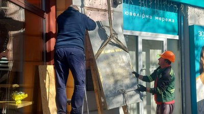 У Миколаєві демонтували меморіальну дошку Макарову