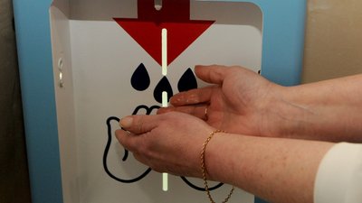 "Просто нанести на руки недостатньо". Як правильно користуватися антисептиком