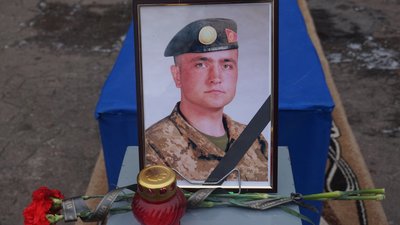 "Загинув у ДТП". У Шостці на Сумщині проведуть в останню путь солдата Богдана Пластуна "Загинув у ДТП". У Шостці на Сумщині проведуть в останню путь солдата Богдана Пластуна