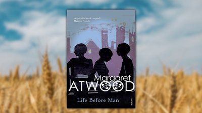 Обкладинка книги Маргарет Етвуд, "Життя до людини"