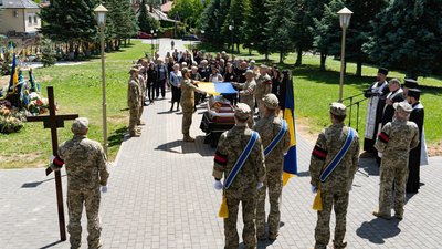 Добровольцем став на захист Батьківщини: в Ужгороді попрощалися з полеглим захисником Віктором Ілларом Добровольцем став на захист Батьківщини: в Ужгороді попрощалися з полеглим захисником Віктором Ілларом