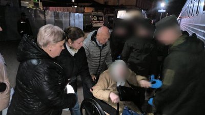 На Вінниччину евакуювали 15 людей з окупованих територій Донеччини На Вінниччину евакуювали 15 людей з окупованих територій Донеччини