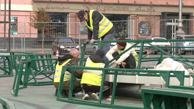 У центрі Харкова почали монтувати ялинку