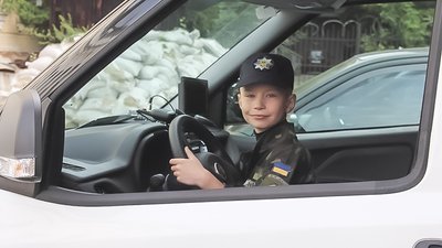 8-річний чернігівський волонтер познайомився із столичними правоохоронцями. Його покатали в метро та на службовому авто 8-річний чернігівський волонтер познайомився із столичними правоохоронцями. Його покатали в метро та на службовому авто
