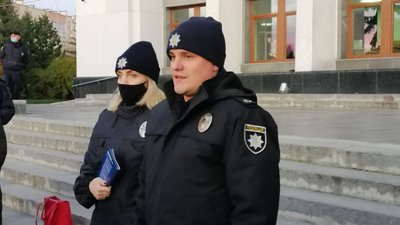 Тернопільську ОДА підсвітили помаранчевим кольором