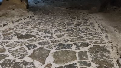 На Тернопільщині працівники музею вкладають доріжки в печері На Тернопільщині працівники музею вкладають доріжки в печері