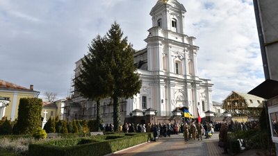Лучани провели в останню дорогу загиблого бійця Олега Сироватку Лучани провели в останню дорогу загиблого бійця Олега Сироватку