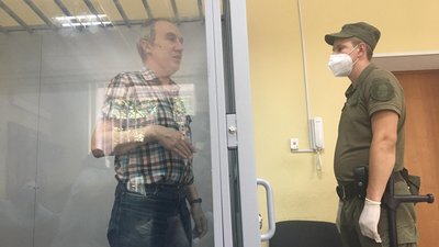 Обвинувачений у справі Віктор Малий під конвоєм у залі суду Обвинувачений у справі Віктор Малий під конвоєм у залі суду