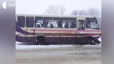 Автобус "Суми-Новгород-Сіверський" та легковик зіткнулись на Сумщині, п'ятеро травмованих Автобус "Суми-Новгород-Сіверський" та легковик зіткнулись на Сумщині, п'ятеро травмованих
