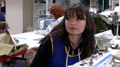 Понад 100 курток на день: у Чернігові підприємство шиє форму для ЗСУ