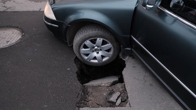 У центрі Чернівців колесо автомобіля провалилося у яму У центрі Чернівців колесо автомобіля провалилося у яму