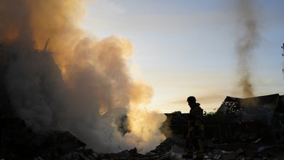 Розбір зруйнованого під'їзду будинку на Північній Салтівці у Харкові