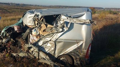 Зіштовхнулися вантажівка та мікроавтобус: в аварії на Волині загинув 48-річний чоловік