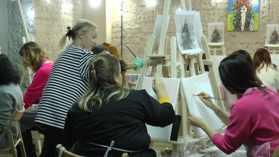 "Забути про страхи". Як у Дніпрі переселенки долають стрес арттерапією "Забути про страхи". Як у Дніпрі переселенки долають стрес арттерапією