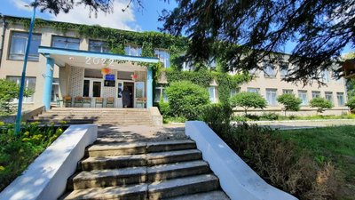 На Тернопільщині переселенці допомагають облаштовувати шкільне укриття На Тернопільщині переселенці допомагають облаштовувати шкільне укриття