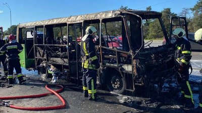 У Києві під час руху загорілась маршрутка біля метро "Лісова"