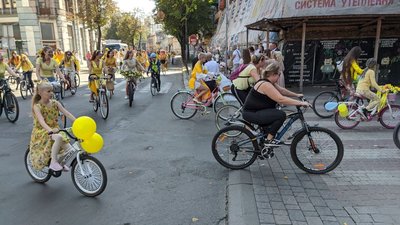 Майже 200 дівчат у жовтому взяли участь у жіночому велопараді в Івано-Франківську Майже 200 дівчат у жовтому взяли участь у жіночому велопараді в Івано-Франківську