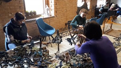 Більше 100 маскувальних сіток для військових власноруч сплели бердичівські волонтери