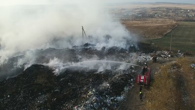 У Тлумачі на Франківщині другий день горить сміттєзвалище: що про це відомо і чого слід остерігатися У Тлумачі на Франківщині другий день горить сміттєзвалище: що про це відомо і чого слід остерігатися