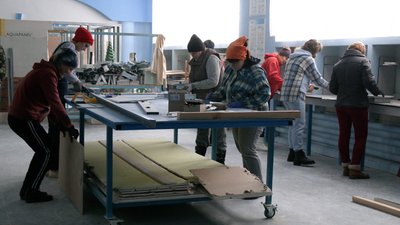 Штукатурять, монтують електропроводку: у Чернігові людей, чиє житло постраждало, навчають будівельній справі