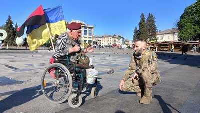 "Приємно, що тут впізнають", — волонтер "дядя Гриша" у Луцьку збирає допомогу на фронт