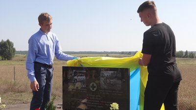 Їх розстріляли війська РФ: на Київщині встановили пам'ятний знак рівненським волонтерам