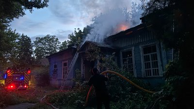 Пожежники гасять пожежу у Чернігові в районі вулиці Любецької 8 червня 2024 року