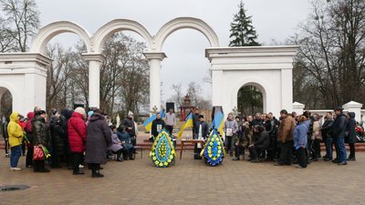 "З перших днів пішли захищати свою землю". На Сумщині попрощалися з загиблими захисниками