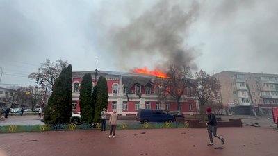 Російські війська атакували будівлю Прилуцької міськради