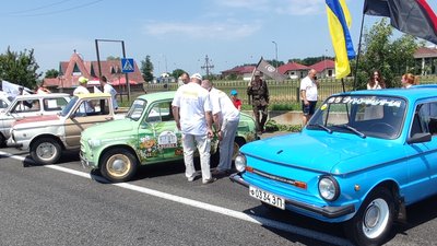 Дніпровські автомобілісти влаштували ретро автопробіг на відремонтованій трасі Стрий - Ізварине