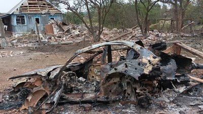 Пошкоджені будинки, згорілі машини, поранена жінка — наслідки обстрілів с. Їздецьке на Сумщині