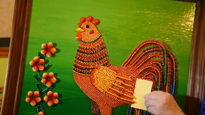 Майстриня Ольга Літус показує, що картина об’ємна Майстриня Ольга Літус показує, що картина об’ємна