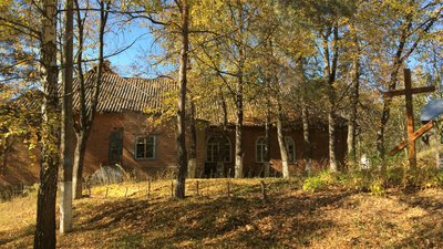 На Полтавщині прибирали біля пам’ятки архітектури На Полтавщині прибирали біля пам’ятки архітектури