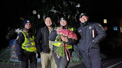 У Тернополі поліцейський зробив пропозицію дівчині У Тернополі поліцейський зробив пропозицію дівчині