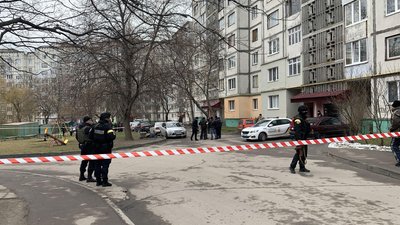 Загинули двоє: в Рівному чоловік стріляв з балкона у людей Загинули двоє: в Рівному чоловік стріляв з балкона у людей