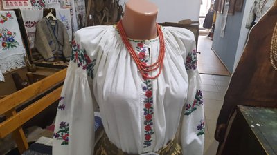 Сорочка з бавовняного полотна, її знайшли на смітнику у Кропивницькому. Сорочка з бавовняного полотна, її знайшли на смітнику у Кропивницькому.