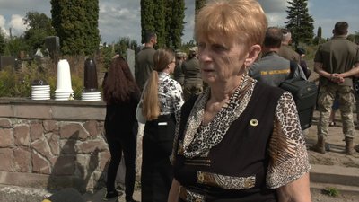 Жінка на похороні Жінка на похороні