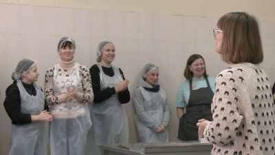 Пекли млинці та робили з них торти: у Черкасах провели майстер-клас до Масниці Пекли млинці та робили з них торти: у Черкасах провели майстер-клас до Масниці