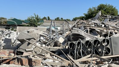 Російська армія поцілила в колишню меблеву фабрику в Харкові — наслідки обстрілу Російська армія поцілила в колишню меблеву фабрику в Харкові — наслідки обстрілу