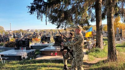На Тернопільщині попрощалися із загиблим бійцем Андрієм Дячуком На Тернопільщині попрощалися із загиблим бійцем Андрієм Дячуком