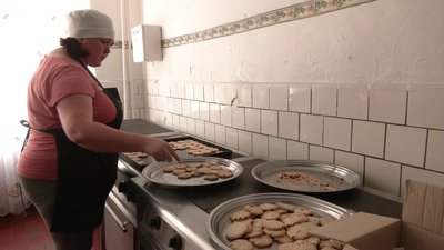 "Ми нагодуємо чиїхось чоловіків, хтось — наших". Волонтерки на Рівненщині готують для українських військових "Ми нагодуємо чиїхось чоловіків, хтось — наших". Волонтерки на Рівненщині готують для українських військових