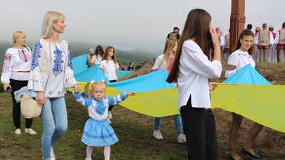 На горі Гурка на Закарпатті розгорнули 100-метровий прапор На горі Гурка на Закарпатті розгорнули 100-метровий прапор