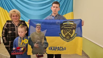 На Житомирщині дітям загиблих військових вручили срібні кулони "Батьківське серце" На Житомирщині дітям загиблих військових вручили срібні кулони "Батьківське серце"