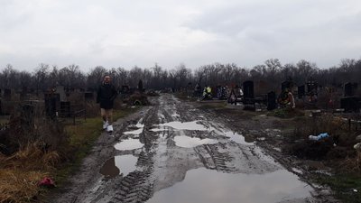 Одягають на ноги пакети. Кропивничани не можуть пройти до могил рідних на Далекосхідному кладовищі Одягають на ноги пакети. Кропивничани не можуть пройти до могил рідних на Далекосхідному кладовищі
